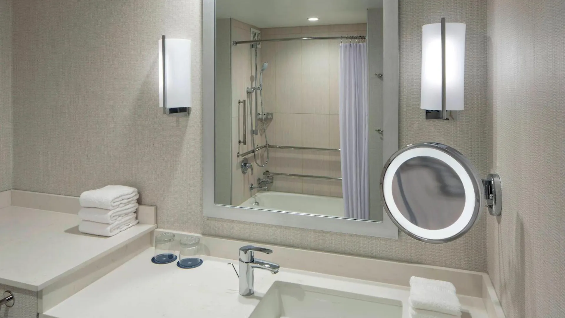 Sheraton Norfolk Waterside Hotel