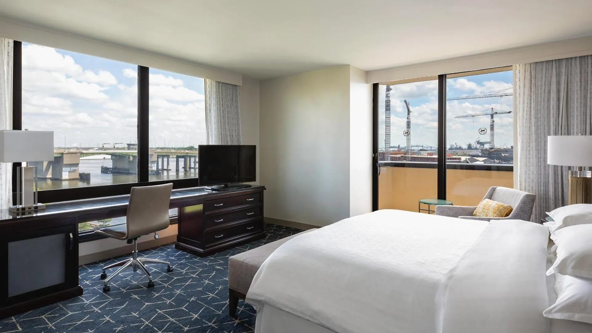 Sheraton Norfolk Waterside Hotel