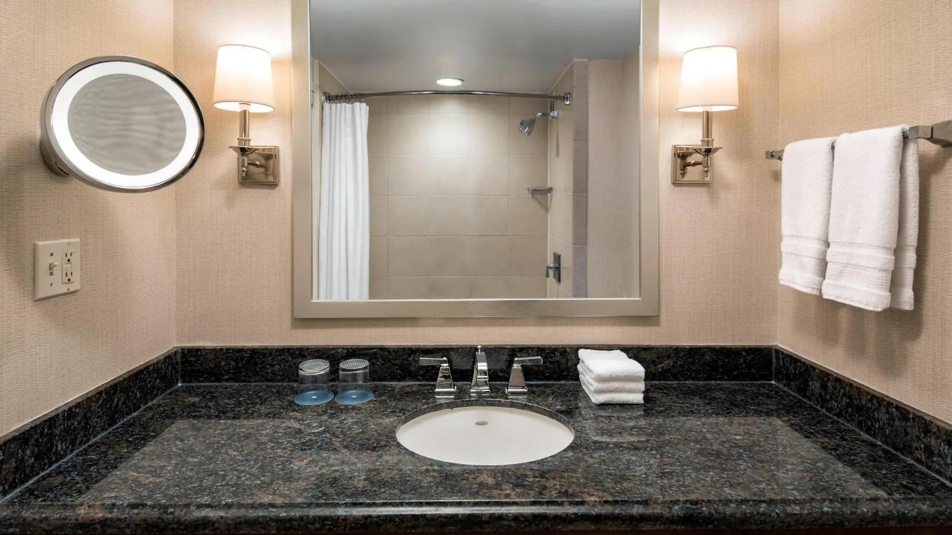 Sheraton Norfolk Waterside Hotel